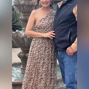 Beautiful full length party gown. Has 2 cut outs. Size 6